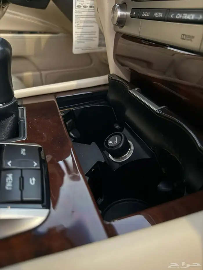 لكزس LS 460 ( مخزن ) 24