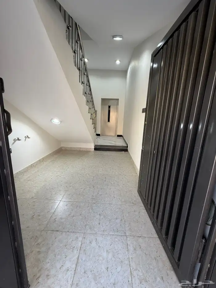 للبيع شقق علويه بمصعد وسطح خاص وبايكه شمال خميس مشيط 500الف 4