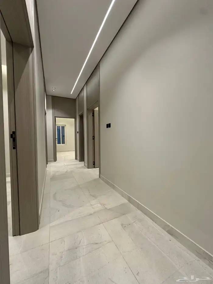 للبيع شقه ارضي مدخلي سياره 6غرف وصاله 11