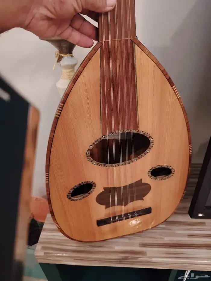عود مصري صناعه عالية الجوده شبه جديد 3