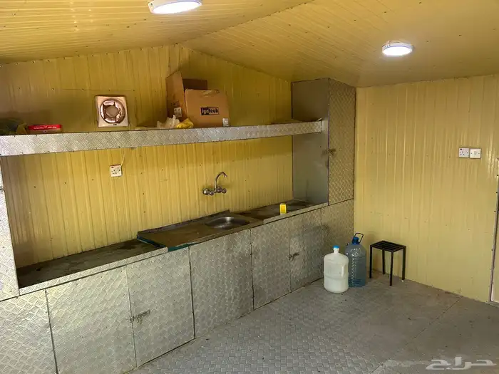 كرفان عرعر شبه جديدة فيها طاقات شمسية محول 6000 6