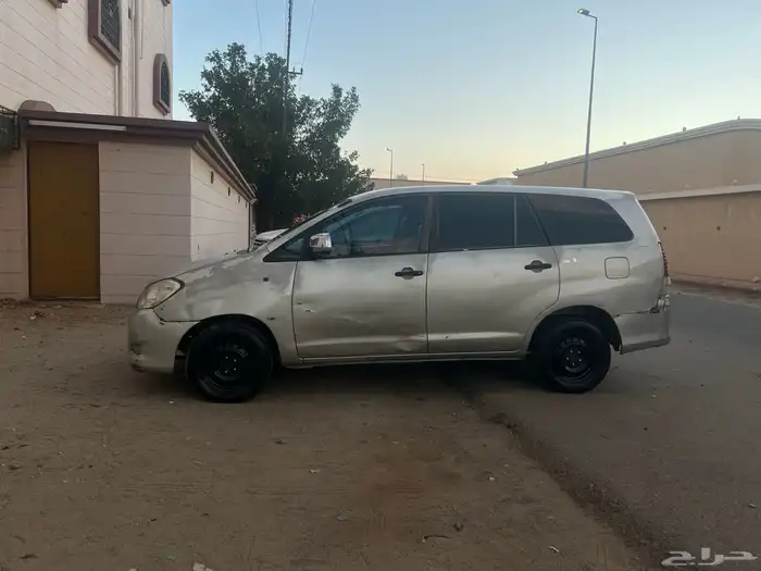 تويوتا انوفا 2010 مستعملة للبيع 4