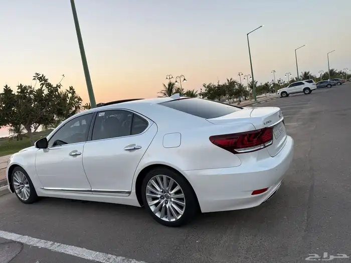 لكزس LS 460 ( مخزن ) 15