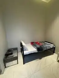 ابحث عن غرفة صغيرة احط أغراضي فيها ب 200 ريال 0