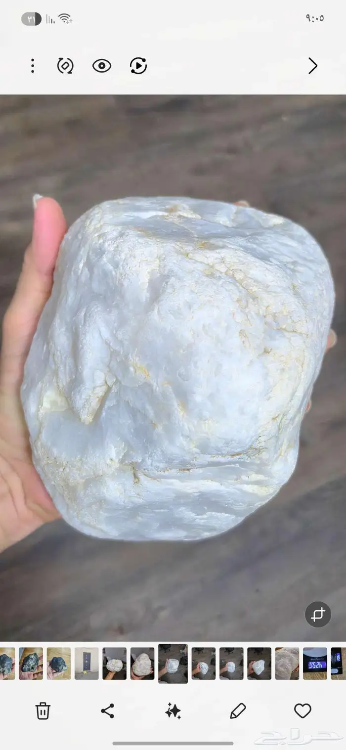 حجر كريم لونه كسحابه او كجفالة الحليب نقي وشفاف 0