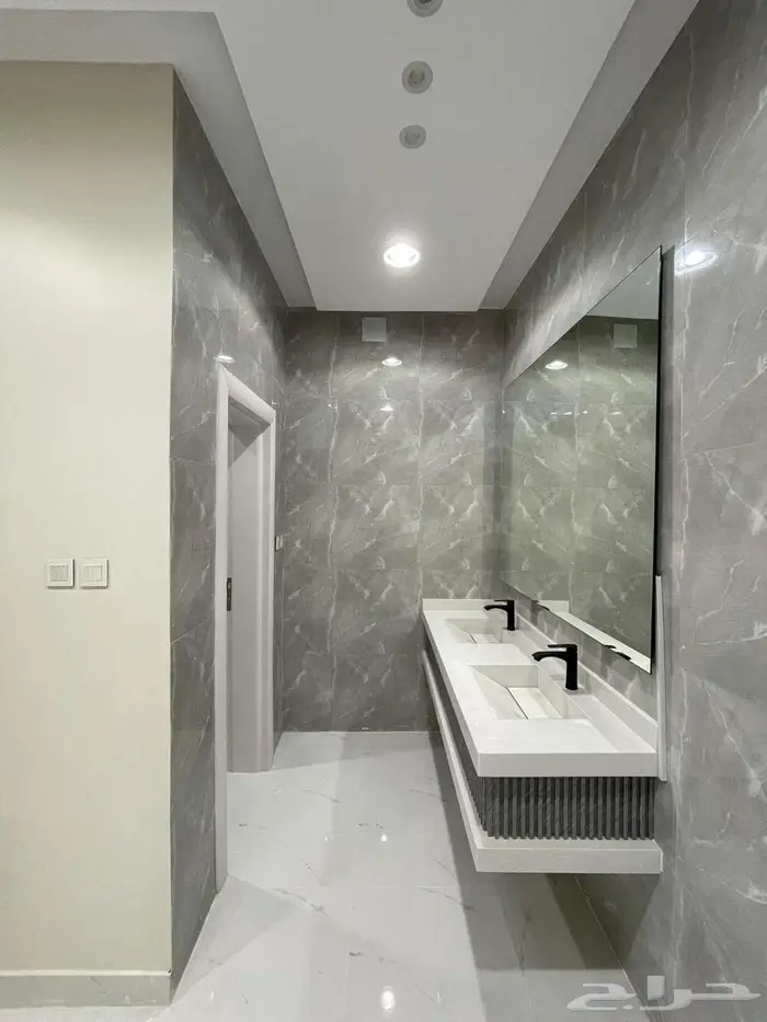 للبيع فيلا سكنية بعنيزة حي الملك فهد 678 12