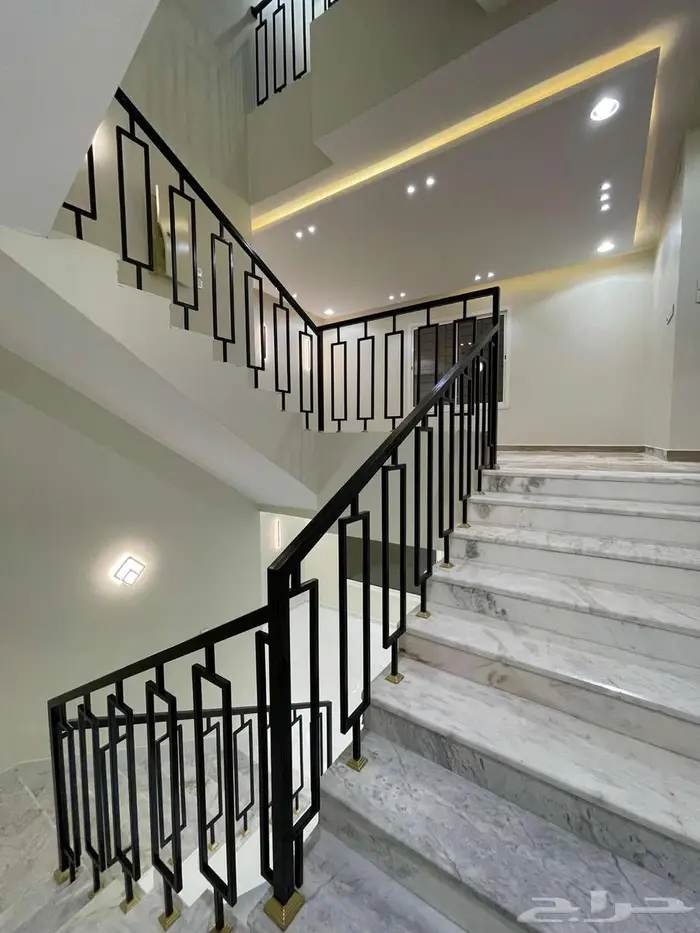 للبيع فيلا سكنية بعنيزة حي الملك فهد 678 17