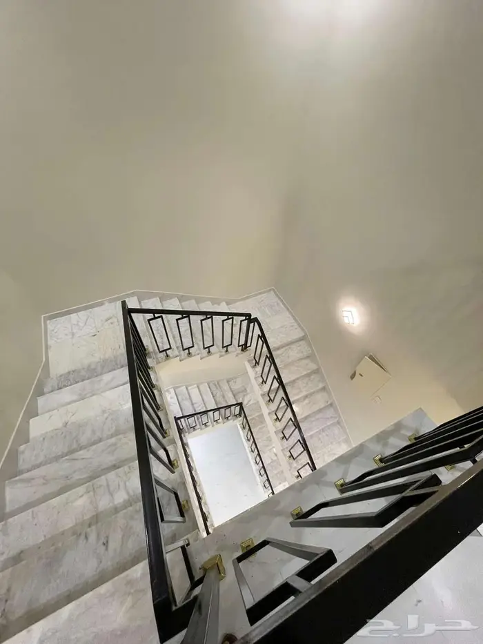 للبيع فيلا سكنية بعنيزة حي الملك فهد 678 11