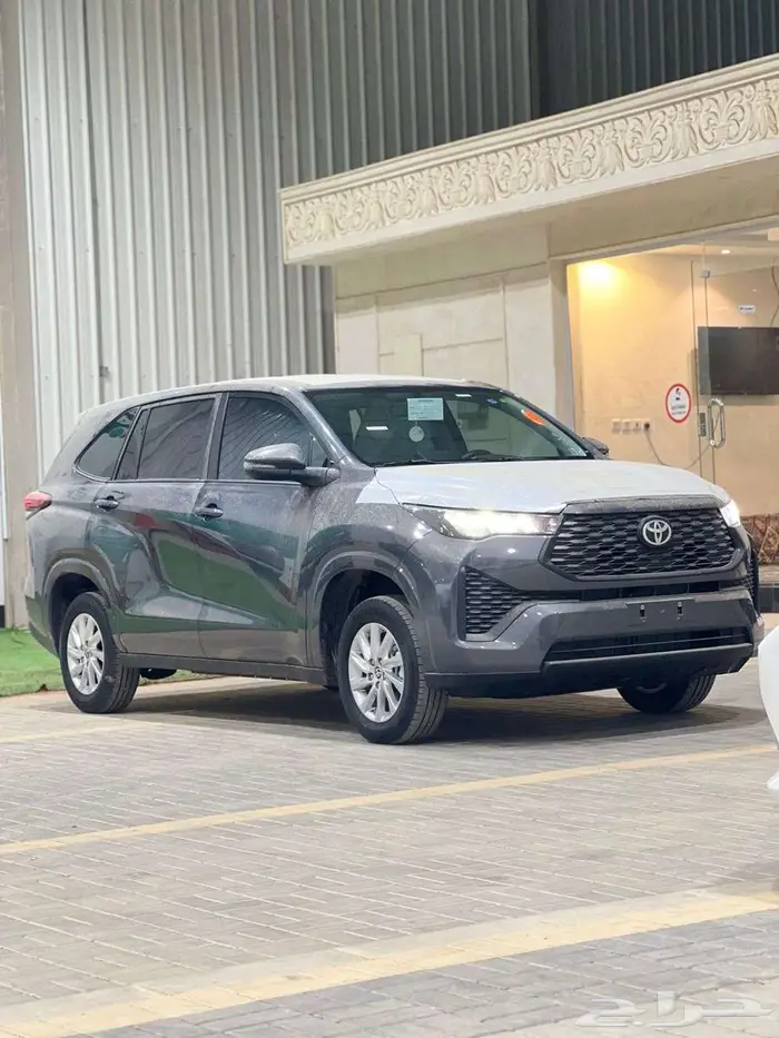 تويوتا انوفا بنزين موديل 2025 3