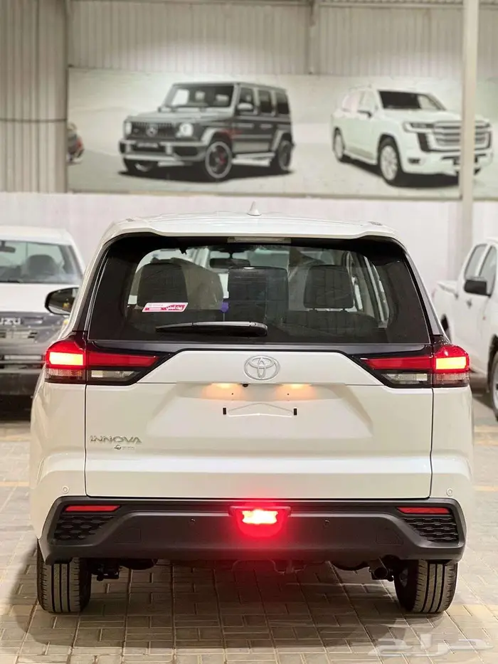 تويوتا انوفا بنزين موديل 2025 12