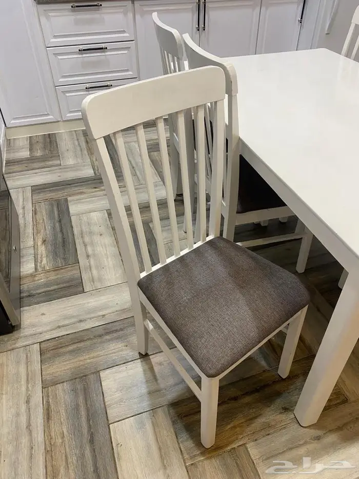 طاولة طعام من هوم بوكس 1