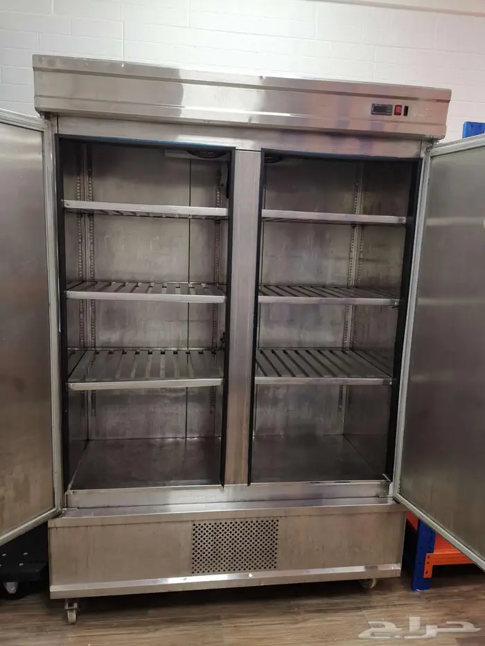 تصفية محل كامل جديد (رفوف-ثلاجات-طاولات-معدات) فرصة للمشاريع 10