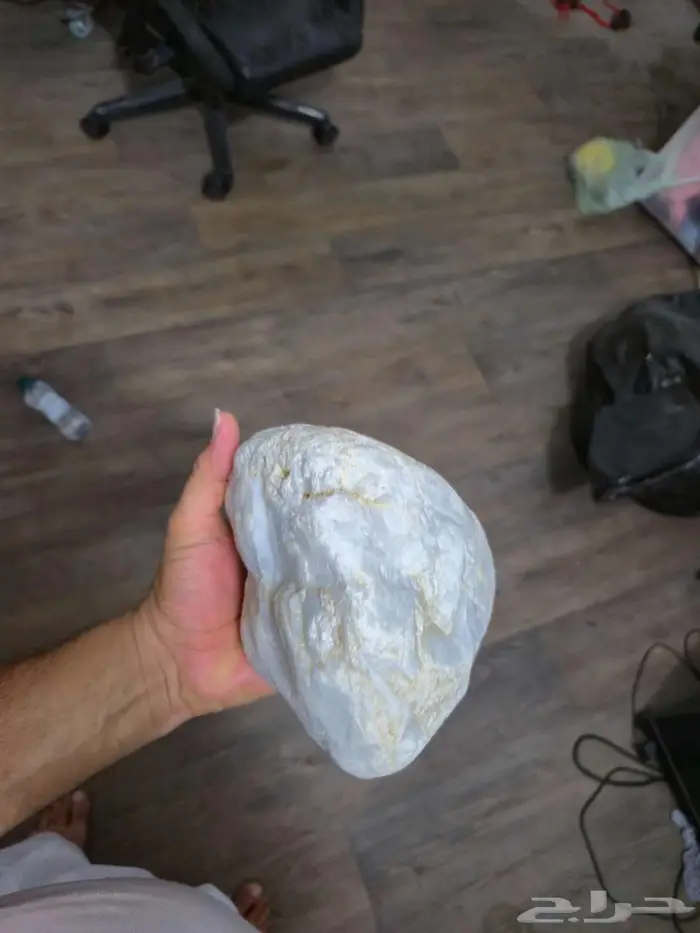 حجر كريم لونه كسحابه او كجفالة الحليب نقي وشفاف 9