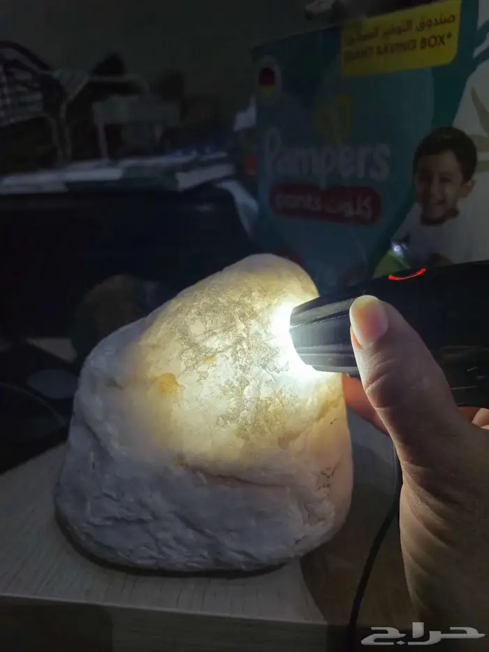 حجر كريم لونه كسحابه او كجفالة الحليب نقي وشفاف 7