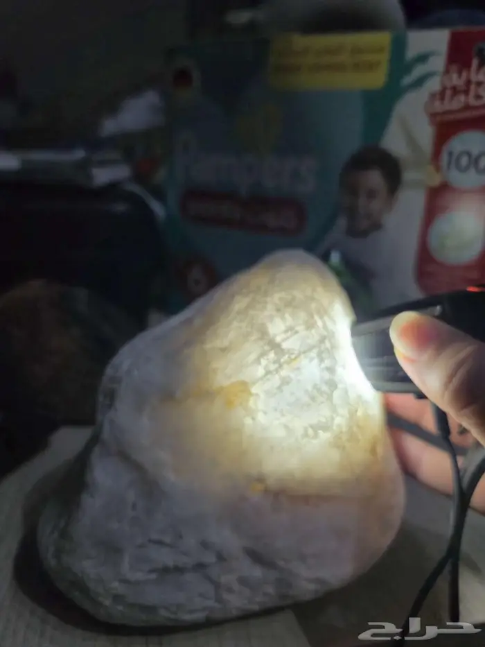 حجر كريم لونه كسحابه او كجفالة الحليب نقي وشفاف 6