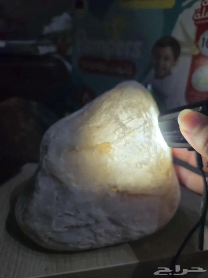 حجر كريم لونه كسحابه او كجفالة الحليب نقي وشفاف 2