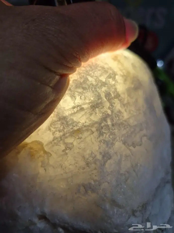 حجر كريم لونه كسحابه او كجفالة الحليب نقي وشفاف 4