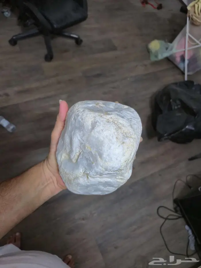 حجر كريم لونه كسحابه او كجفالة الحليب نقي وشفاف 8