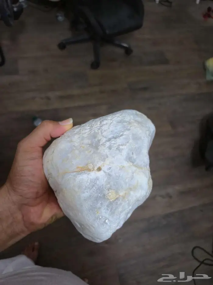 حجر كريم لونه كسحابه او كجفالة الحليب نقي وشفاف 11