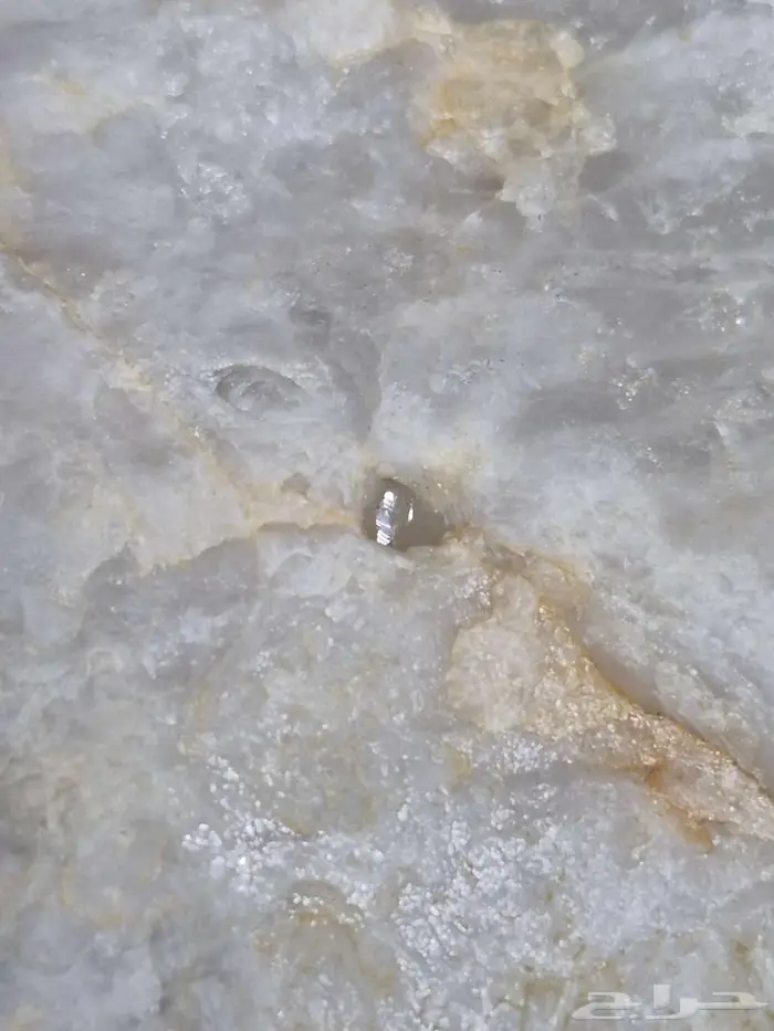 حجر كريم لونه كسحابه او كجفالة الحليب نقي وشفاف 1