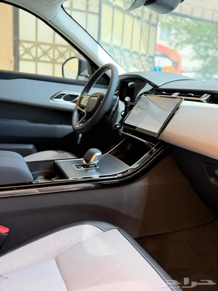 رنج روفر فيلار 2025 بلاك اديشن 12