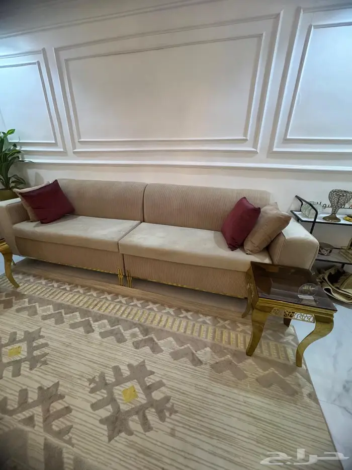 كنب شبه جديد للبيع 6 قطع و2 كراسي وكذلك طاولات العدد 6 2