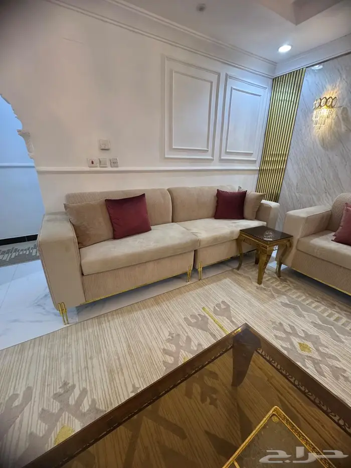 كنب شبه جديد للبيع 6 قطع و2 كراسي وكذلك طاولات العدد 6 3