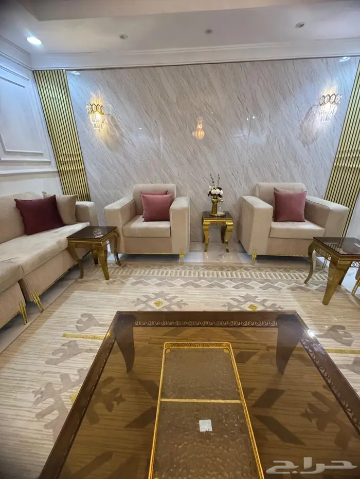 كنب شبه جديد للبيع 6 قطع و2 كراسي وكذلك طاولات العدد 6 0