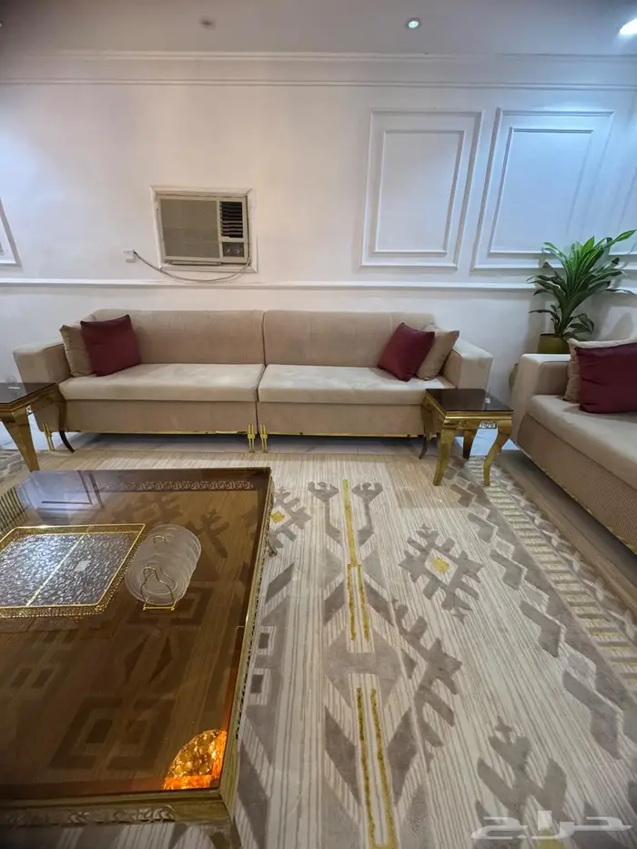 كنب شبه جديد للبيع 6 قطع و2 كراسي وكذلك طاولات العدد 6 1