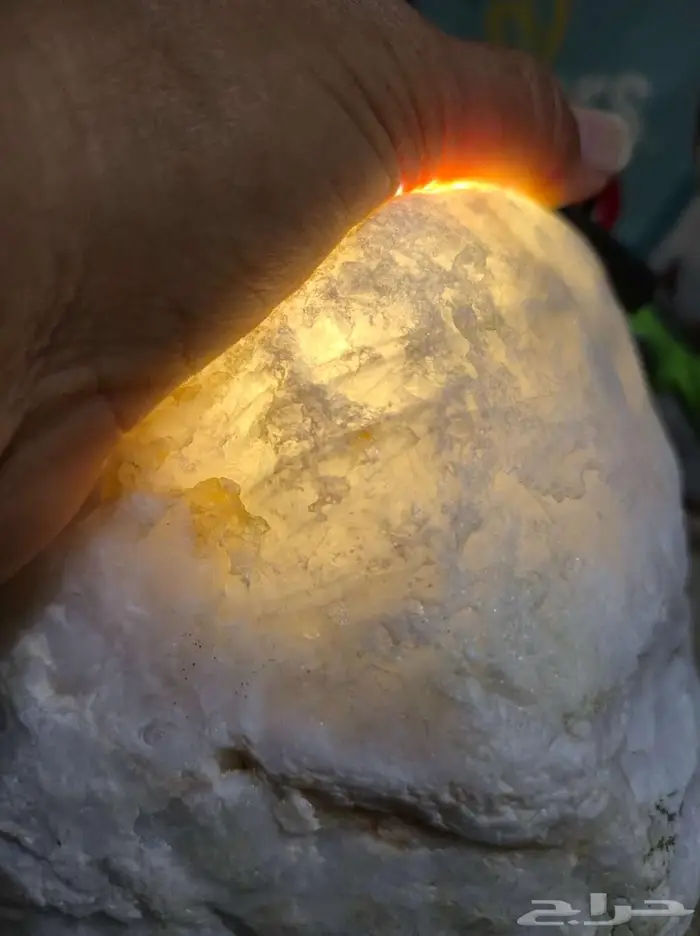 حجر كريم لونه كسحابه او كجفالة الحليب نقي وشفاف 10