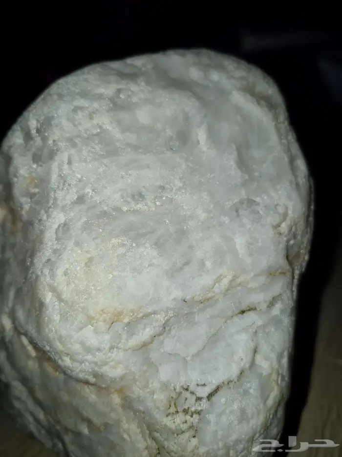 حجر كريم لونه كسحابه او كجفالة الحليب نقي وشفاف 3