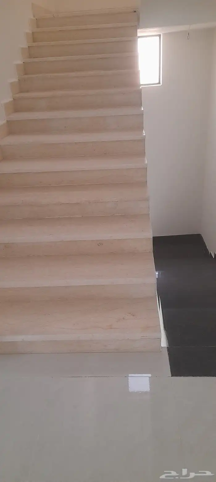 Ceramic floor cleaning and polishing for sinks 1