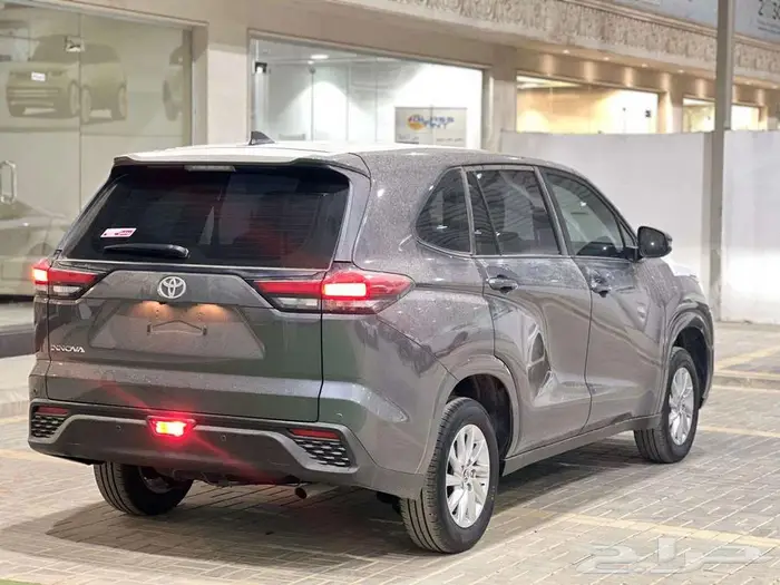 تويوتا انوفا بنزين موديل 2025 10