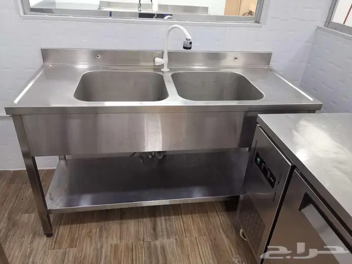 تصفية محل كامل جديد (رفوف-ثلاجات-طاولات-معدات) فرصة للمشاريع 4