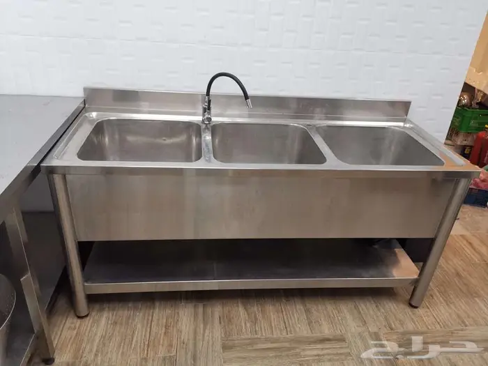 تصفية محل كامل جديد (رفوف-ثلاجات-طاولات-معدات) فرصة للمشاريع 1