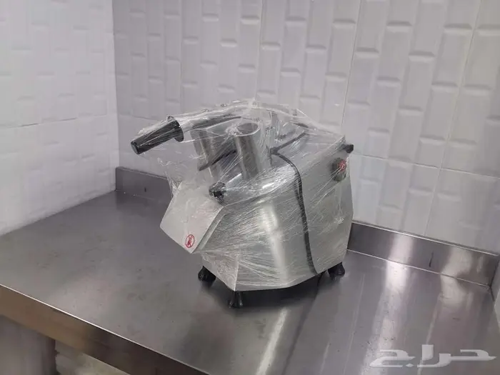 تصفية محل كامل جديد (رفوف-ثلاجات-طاولات-معدات) فرصة للمشاريع 15