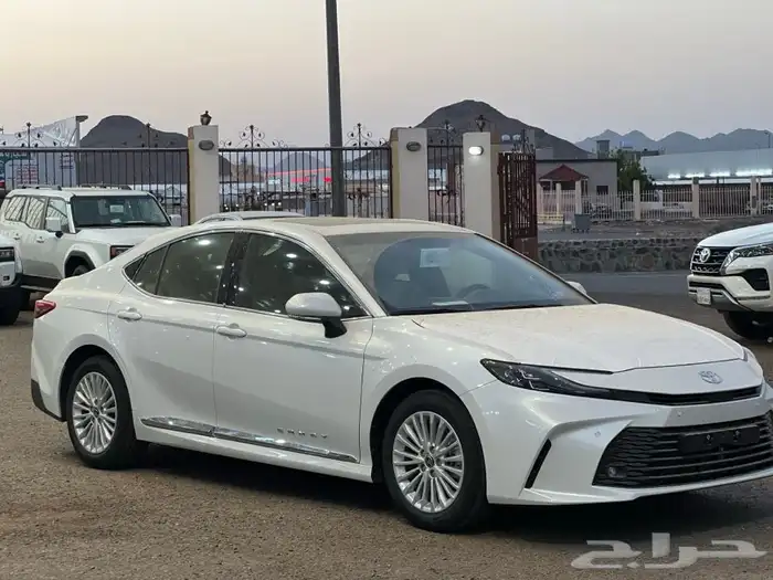 تويوتا كامري 2025 LE بنزين السعر 119500 ابيض 2