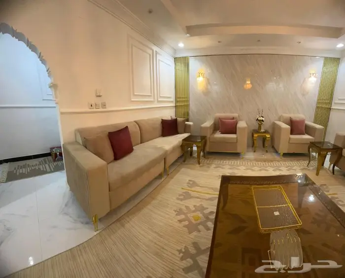 كنب شبه جديد للبيع 6 قطع و2 كراسي وكذلك طاولات العدد 6 6