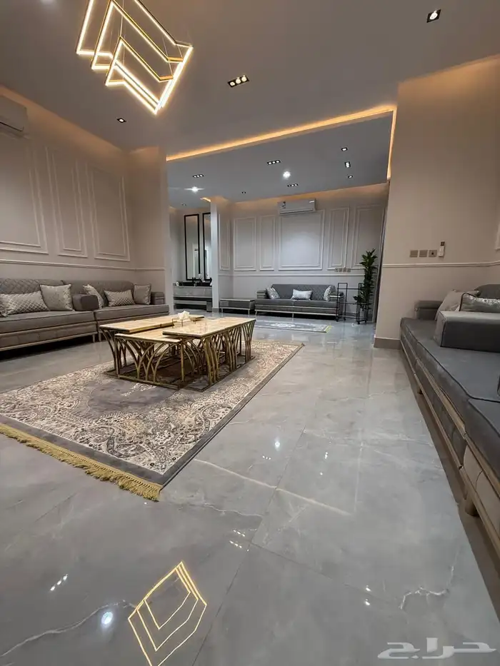 فيلا درج داخلي مؤثثة وحره مع شقتين للبيع بحي البيان 4