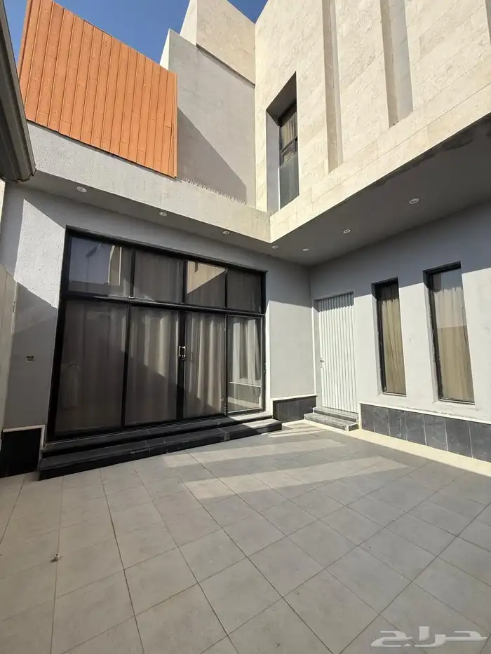 فيلا درج داخلي مؤثثة وحره مع شقتين للبيع بحي البيان 1