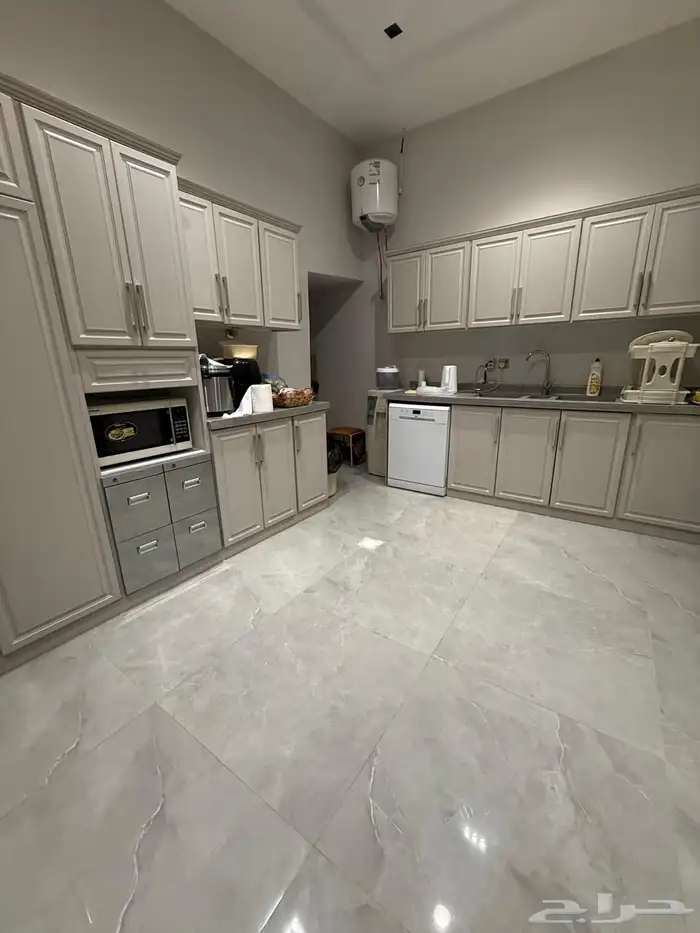 فيلا درج داخلي مؤثثة وحره مع شقتين للبيع بحي البيان 10