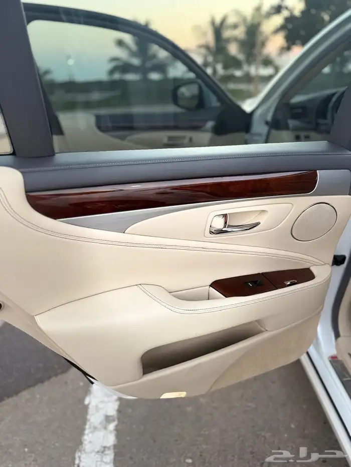 لكزس LS 460 ( مخزن ) 12