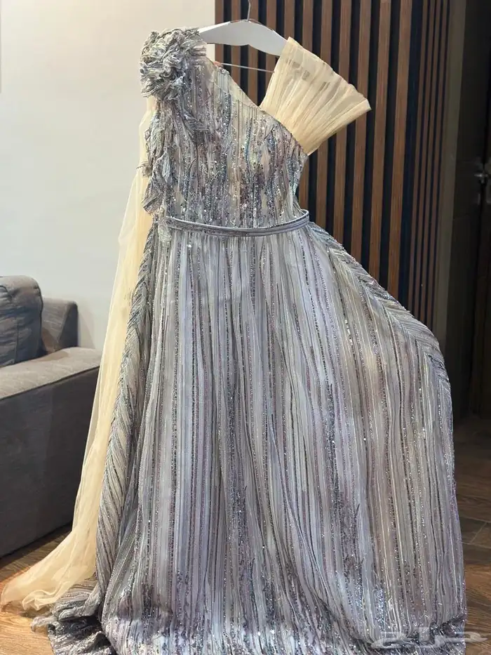 فستان من دار لازار   جديد لبسه وحده   مبلغ الشراء 2000 6