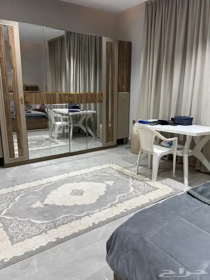 فيلا درج داخلي مؤثثة وحره مع شقتين للبيع بحي البيان 36