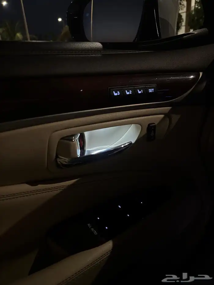 لكزس LS 460 ( مخزن ) 35