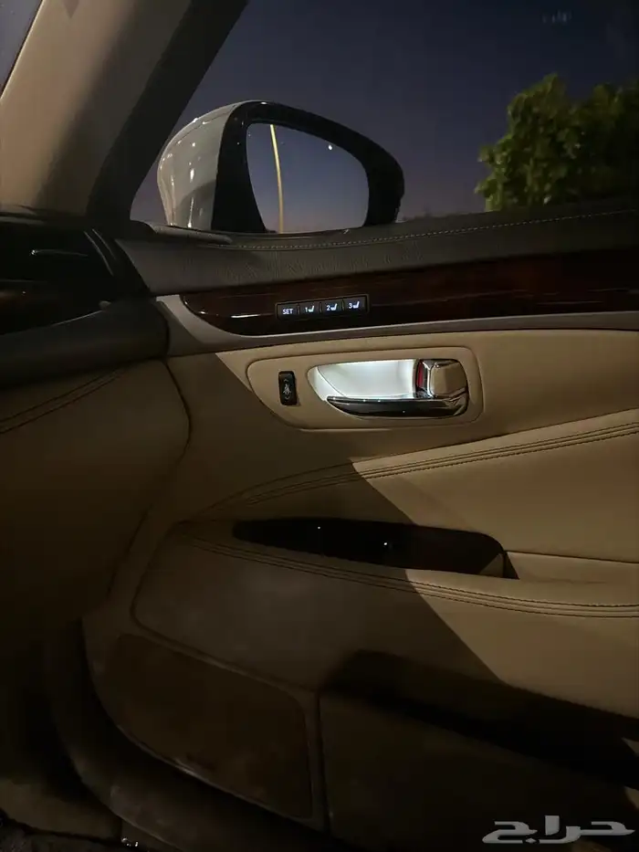 لكزس LS 460 ( مخزن ) 34