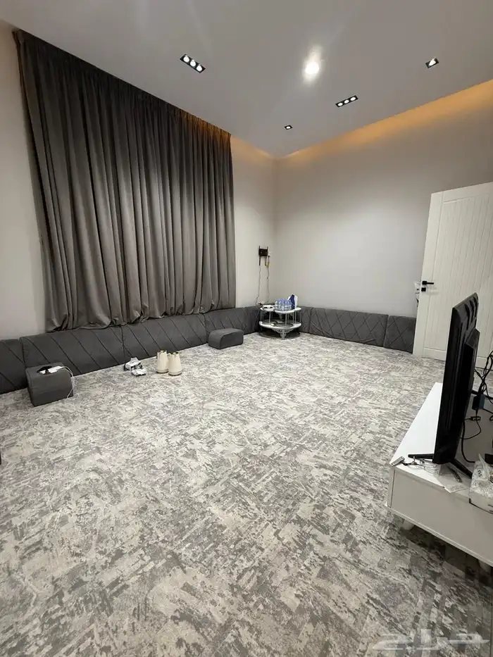 فيلا درج داخلي مؤثثة وحره مع شقتين للبيع بحي البيان 8