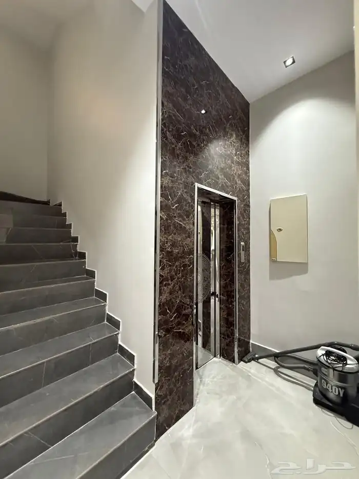 فيلا درج داخلي مؤثثة وحره مع شقتين للبيع بحي البيان 12