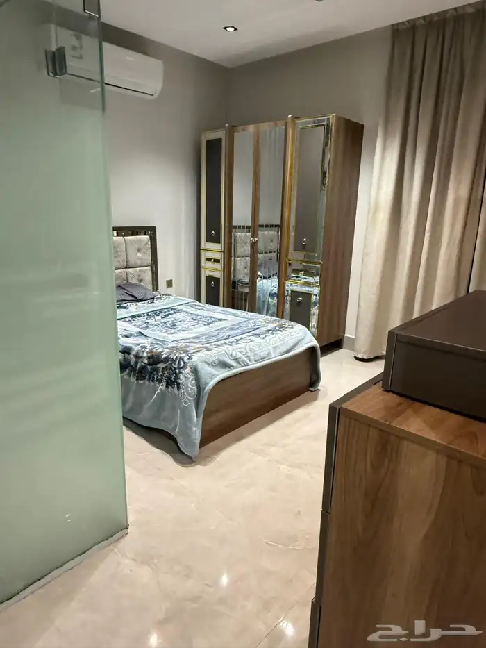 فيلا درج داخلي مؤثثة وحره مع شقتين للبيع بحي البيان 33