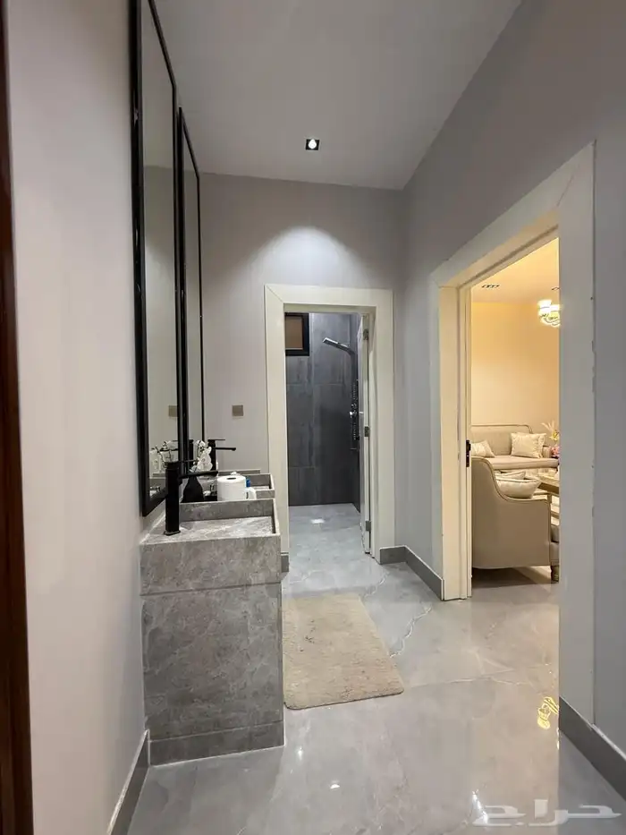 فيلا درج داخلي مؤثثة وحره مع شقتين للبيع بحي البيان 16